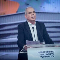 Le présentateur de télévision Oren Nahari prenant la parole lors de la cérémonie de remise du prix Sapir de littérature, à Tel Aviv, le 2 janvier 2023. (Crédit : Avshalom Sassoni/Flash90)