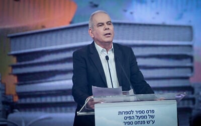 Le présentateur de télévision Oren Nahari prenant la parole lors de la cérémonie de remise du prix Sapir de littérature, à Tel Aviv, le 2 janvier 2023. (Crédit : Avshalom Sassoni/Flash90)