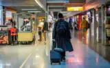 Un Juif ultra-orthodoxe se déplace dans l'aéroport Chopin de Varsovie, en Pologne, le 22 août 2023. (Nati Shohat/FLASH90)
