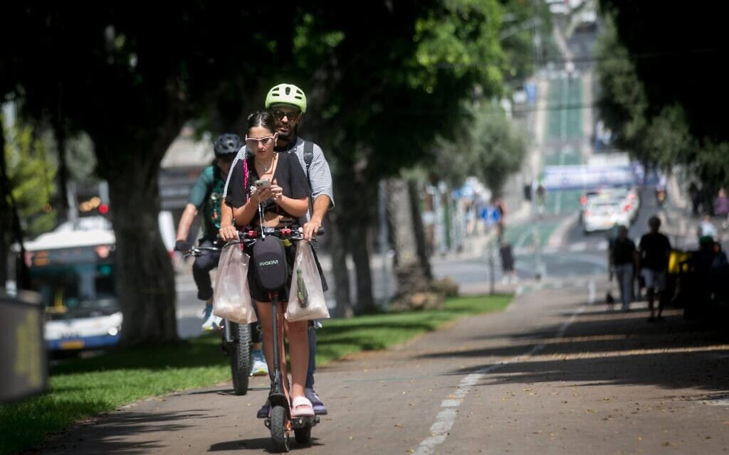 Des jeunes Israéliens se déplacent en trottinette électrique à Tel Aviv, le 22 mai 2024. (Miriam Alster/FLASH90) Des jeunes Israéliens se déplacent en trottinette électrique à Tel Aviv, le 22 mai 2024. (Miriam Alster/FLASH90)
