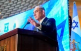 Le Premier ministre Benjamin Netanyahu s'exprimant lors d'une cérémonie officielle en mémoire des victimes de la guerre de Gaza de 2014, au Palais national dédié aux soldats israéliens tombés au combat, sur le mont Herzl, à Jérusalem, le 16 juillet 2024. (Crédit : Shalev Shalom/Flash90)