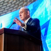 Le Premier ministre Benjamin Netanyahu s'exprimant lors d'une cérémonie officielle en mémoire des victimes de la guerre de Gaza de 2014, au Palais national dédié aux soldats israéliens tombés au combat, sur le mont Herzl, à Jérusalem, le 16 juillet 2024. (Crédit : Shalev Shalom/Flash90)