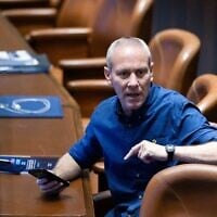 Le député Chili Tropper assistant à une séance plénière dans la salle de l’Assemblée de la Knesset, à Jérusalem, le 14 août 2024. (Crédit : Chaïm Goldberg/Flash90)