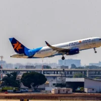 Un vol Israir décollant de l'aéroport international Ben Gurion, près de Tel Aviv, le 25 août 2024. (Crédit : Yossi Aloni/ Flash90/ Archives)