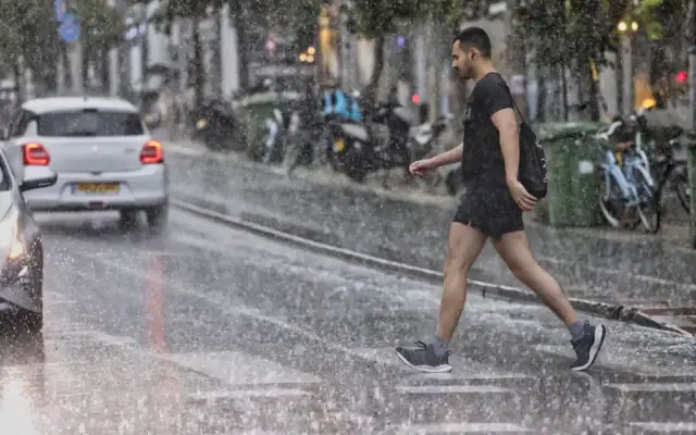 Une matinée pluvieuse à Tel Aviv, le 17 septembre 2024. (Crédit: Yehoshua Yosef/Flash90)