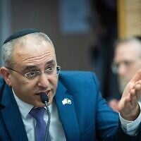 Le député Eliyahu Revivo prend la parole lors d'une réunion de la commission des Finances, à la Knesset à Jérusalem, le 3 mars 2025. (Crédit : Chaim Goldberg/Flash90)