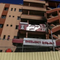L'hôpital Nasser à Khan Younès, dans le sud de la bande de Gaza, le 24 mars 2025, après qu'une partie du bâtiment a été touchée la veille, tuant le haut responsable du Hamas Ismail Barhoum. (Abed Rahim Khatib/Flash90)