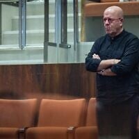 L'ancien président de la Knesset, Avraham Burg, dans la tribune du public de la séance plénière de la Knesset, à Jérusalem, le 14 juillet 2025. (Crédit : Yonatan Sindel/Flash90)