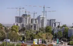 Chantier de construction à Kiryat Gat, dans le sud d’Israël, le 27 octobre 2025. (Crédit : Yossi Aloni/Flash90)