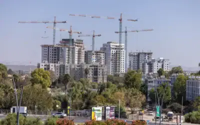 Chantier de construction à Kiryat Gat, dans le sud d’Israël, le 27 octobre 2025. (Crédit : Yossi Aloni/Flash90)