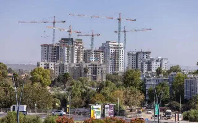 Chantier de construction à Kiryat Gat, dans le sud d’Israël, le 27 octobre 2025. (Crédit : Yossi Aloni/Flash90)