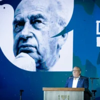 Gadi Eisenkot prenant la parole lors d'une cérémonie pour les 30 ans de l'assassinat du Premier ministre Yitzhak Rabin, sur la place Rabin de Tel-Aviv, le 1er novembre 2025. Rabin a été assassiné le 4 novembre 1995 par un extrémiste juif lors d'une manifestation pour la paix. (Crédit : Erik Marmor/Flash90)