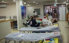 Un homme donnant son sang à la suite d'un appel public au don de sang lancé dans un centre du service de secours du Magen David Adom, à Jérusalem, après le déclenchement de la guerre et les tirs de missiles depuis l'Iran vers Israël, le 28 février 2026. (Crédit : Yonatan Sindel/Flash90)