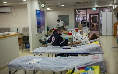 Un homme donnant son sang à la suite d'un appel public au don de sang lancé dans un centre du service de secours du Magen David Adom, à Jérusalem, après le déclenchement de la guerre et les tirs de missiles depuis l'Iran vers Israël, le 28 février 2026. (Crédit : Yonatan Sindel/Flash90) Un homme donnant son sang à la suite d'un appel public au don de sang lancé dans un centre du service de secours du Magen David Adom, à Jérusalem, après le déclenchement de la guerre et les tirs de missiles depuis l'Iran vers Israël, le 28 février 2026. (Crédit : Yonatan Sindel/Flash90)