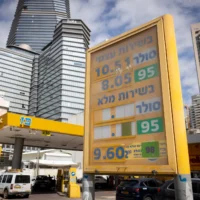 Prix des carburants affichés dans une station-service à Tel Aviv, le 9 avril 2026. (Credit : Miriam Alster/FLASH90)