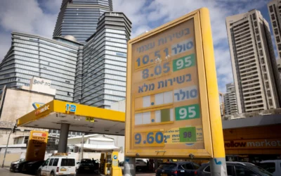 Prix des carburants affichés dans une station-service à Tel Aviv, le 9 avril 2026. (Credit : Miriam Alster/FLASH90) Prix des carburants affichés dans une station-service à Tel Aviv, le 9 avril 2026. (Credit : Miriam Alster/FLASH90)