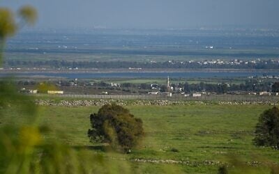 Vue de la zone frontalière entre Israël et la Syrie, depuis le nord du plateau du Golan, le 11 avril 2026. (Crédit : Michael Giladi/Flash90)