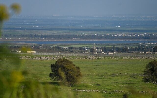 Vue de la zone frontalière entre Israël et la Syrie, depuis le nord du plateau du Golan, le 11 avril 2026. (Crédit : Michael Giladi/Flash90)