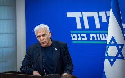 Le chef de l'opposition, Yaïr Lapid, présidant une réunion de son parti Yesh Atid, à la Knesset, à Jérusalem, le 18 mai 2026. (Crédit : Chaïm Goldberg/Flash90)