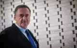 Le ministre de la Défense, Israel Katz, assistant à une cérémonie au cimetière militaire du mont Herzl, à Jérusalem, le 31 mai 2026. (Crédit : Oren Ben Hakoon/Flash90)