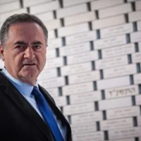 Le ministre de la Défense, Israel Katz, assistant à une cérémonie au cimetière militaire du mont Herzl, à Jérusalem, le 31 mai 2026. (Crédit : Oren Ben Hakoon/Flash90)