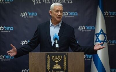 Benny Gantz, chef du parti Kakhol lavan, préside une réunion de son groupe parlementaire à la Knesset, à Jérusalem, le 15 juin 2026. (Crédit : Yonatan Sindel/Flash90) Benny Gantz, chef du parti Kakhol lavan, préside une réunion de son groupe parlementaire à la Knesset, à Jérusalem, le 15 juin 2026. (Crédit : Yonatan Sindel/Flash90)