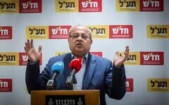 Le député Ahmad Tibi assistant à une réunion de la faction Hadash-Taal de la Knesset, à Jérusalem, le 29 juin 2026. (Crédit : Chaïm Goldberg/Flash90)