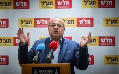 Le député Ahmad Tibi assistant à une réunion de la faction Hadash-Taal de la Knesset, à Jérusalem, le 29 juin 2026. (Crédit : Chaïm Goldberg/Flash90)