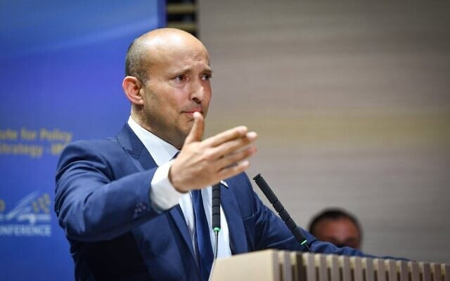 Naftali Bennett, chef du parti « BeYahad » et ancien Premier ministre, participant à la conférence d'Herzliya à l'université Reichman, à Herzliya, le 1ᵉʳ juillet 2026. (Crédit : Avshalom Sassoni/Flash90)