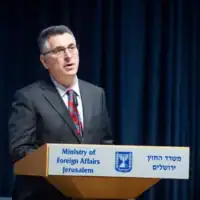 Le ministre des Affaires étrangères Gideon Saar prenant la parole lors d’une cérémonie de signature d’un accord établissant le futur site permanent de l’ambassade des États-Unis à Jérusalem, au ministère des Affaires étrangères, à Jérusalem, le 1ᵉʳ juillet 2026. (Crédit : Chaïm Goldberg/Flash90)