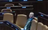 Le ministre de la Justice Yariv Levin assiste à une séance plénière dans la salle de l’Assemblée de la Knesset à Jérusalem, le 8 juillet 2026. (Crédit : Yonatan Sindel/Flash90)
