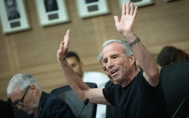 Elazar Stern, député de Yesh Atid, s’exprime lors d’une réunion de la commission des Affaires étrangères et de la Défense de la Knesset, à Jérusalem, le 13 juillet 2026. (Crédit : Yonatan Sindel/Flash90)