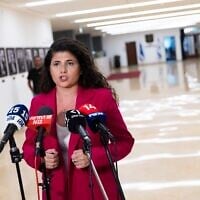 La vice-ministre des Affaires étrangères, Sharren Haskel, s'adressant aux médias pour annoncer sa démission, à la Knesset, à Jérusalem, le 14 juillet 2026. (Crédit : Chaïm Goldberg/Flash90)