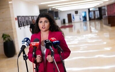 La vice-ministre des Affaires étrangères, Sharren Haskel, s'adressant aux médias pour annoncer sa démission, à la Knesset, à Jérusalem, le 14 juillet 2026. (Crédit : Chaïm Goldberg/Flash90)
