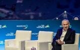 Le Premier ministre Benjamin Netanyahu participant à la Conférence du Néguev à Dimona, dans le sud d'Israël, le 17 juillet 2026. (Crédit : Tsafrir Abayov/Flash90)