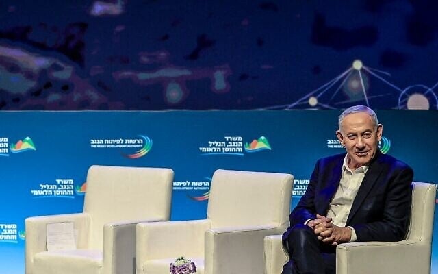 Le Premier ministre Benjamin Netanyahu participant à la Conférence du Néguev à Dimona, dans le sud d'Israël, le 17 juillet 2026. (Crédit : Tsafrir Abayov/Flash90)