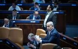 Le Premier ministre Benjamin Netanyahu assistant à un vote dans la salle plénière de la Knesset, à Jérusalem, le 16 juillet 2026. (Crédit : Yonatan Sindel/Flash90)