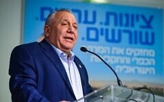 Gadi Eisenkot lors d'un meeting électoral consacré à l'agriculture organisé par le parti Yashar qu'il dirige dans les locaux du Conseil régional de Drom HaSharon, dans le centre d'Israël, le 27 juillet 2026. (Crédit : Avshalom Sassoni/Flash90)