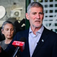 Le président du Parti des Démocrates, Yaïr Golan, s’adresse aux médias devant les studios de la chaîne N12 à Tel Aviv, après que les portes d’entrée du bâtiment ont été défoncées par un inconnu dans la nuit du 28 juillet 2026. (Crédit : Avshalom Sassoni/Flash90)