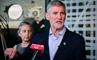 Le président du Parti des Démocrates, Yaïr Golan, s’adresse aux médias devant les studios de la chaîne N12 à Tel Aviv, après que les portes d’entrée du bâtiment ont été défoncées par un inconnu dans la nuit du 28 juillet 2026. (Crédit : Avshalom Sassoni/Flash90)