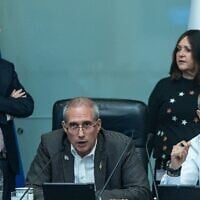 Le député Hanoch Milwidsky, président de la commission des finances, préside une réunion de la commission à la Knesset, à Jérusalem, le 29 juillet 2026. (Crédit : Yonatan Sindel/Flash90)