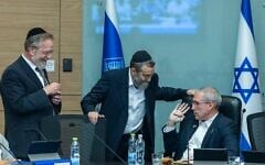 Le président de la commission des finances, le député Hanoch Milwidsky (à droite), s'entretient avec les députés Moshe Gafni (au centre) et Yitzhak Pindrus lors d'une réunion de la commission des finances de la Knesset à Jérusalem, le 4 août 2026. (Crédit : Chaim Goldberg/Flash90)