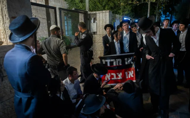 Des manifestants ultra-orthodoxes protestant contre une réunion d'information sur le recrutement dans l'armée israélienne destinée à la communauté haredi, à Jérusalem, le 4 août 2026. (Crédit : Chaïm Goldberg/Flash90)