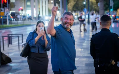 L'ancien général de l'armée israélienne Ofer Winter, photographié près d'une manifestation contre l'enrôlement des Haredim dans l'armée israélienne à Jérusalem, le 4 août 2026. (Crédit: Chaim Goldberg/Flash90)
