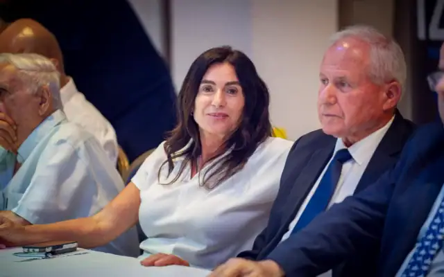 La ministre des Transports, Miri Regev, participant à un congrès du Likud en amont des élections primaires du parti, dans la ville de Haïfa, au nord du pays, le 4 août 2026. (Crédit : Sharon Leibel/Flash90)