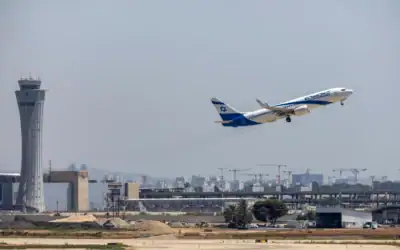 Un avion d'El Al décolle de l'aéroport international Ben Gurion, près de Tel-Aviv, le 4 août 2026. (Yossi Aloni/Flash90) Un avion d'El Al décolle de l'aéroport international Ben Gurion, près de Tel-Aviv, le 4 août 2026. (Yossi Aloni/Flash90)