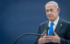 Le Premier ministre Benjamin Netanyahu prend la parole lors de la cérémonie officielle pour la réinhumation de Shimon et Rivka Herzl, les grands-parents de Theodor Herzl, sur le mont Herzl à Jérusalem, le 5 août 2026. (Chaim Goldberg/FLASH90)