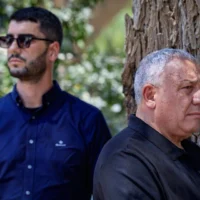 Le chef du parti Yashar, Gadi Eisenkot, visitant le kibboutz Nir Oz, près de la frontière avec Gaza, dans le cadre de sa campagne électorale, le 5 août 2026. (Crédit : Tsafrir Abayov/Flash90)