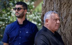 Le chef du parti Yashar, Gadi Eisenkot, visite le kibboutz Nir Oz, près de la frontière avec Gaza, dans le cadre de sa campagne électorale, le 5 août 2026. (Tsafrir Abayov/Flash90)