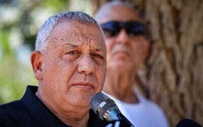 Le président du parti Yashar, Gadi Eisenkot, se rend au kibboutz Nir Oz, près de la frontière avec Gaza, dans le cadre de sa campagne électorale, le 5 août 2026. (Crédit : Tsafrir Abayov/Flash90) Le président du parti Yashar, Gadi Eisenkot, se rend au kibboutz Nir Oz, près de la frontière avec Gaza, dans le cadre de sa campagne électorale, le 5 août 2026. (Crédit : Tsafrir Abayov/Flash90)